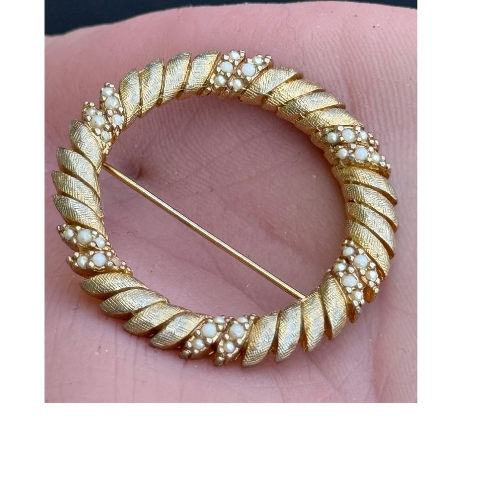 Vintage Ciner Wreath Brooch Gold Faux Pearl Textured Rope Circle Pin MCM